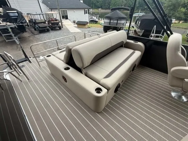 Slide: The Image of Bentley Pontoons Legacy 223 Swingback 2026 - 11