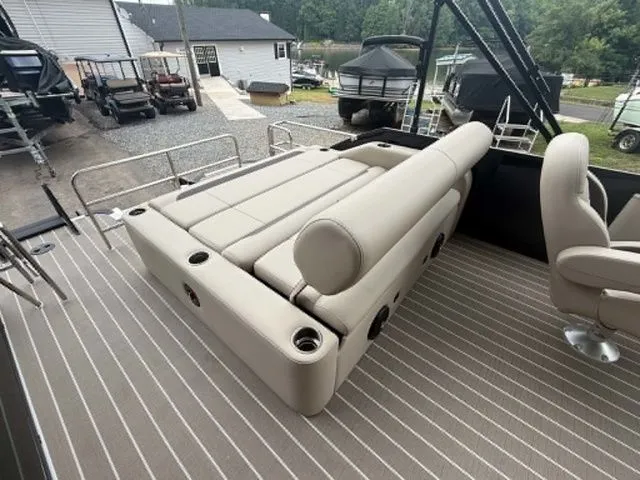 Slide: The Image of Bentley Pontoons Legacy 223 Swingback 2026 - 14