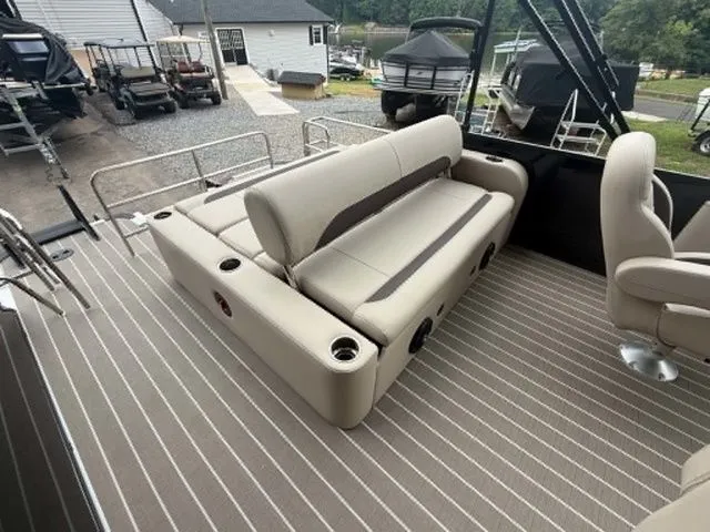 Slide: The Image of Bentley Pontoons Legacy 223 Swingback 2026 - 19