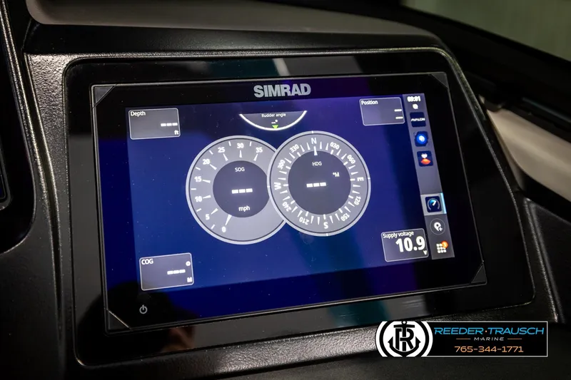 Slide: The Image of Simrad display on Avalon 2585 Excal VRBW 2025 boat, showing navigation data. - 46