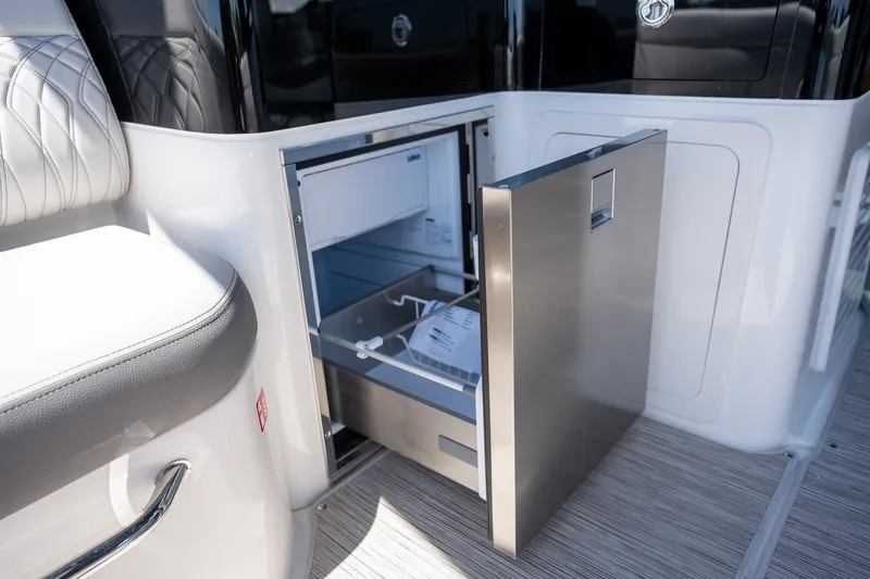 Slide: The Image of Sea Ray Sundancer 370 Outboard 2026 - 20