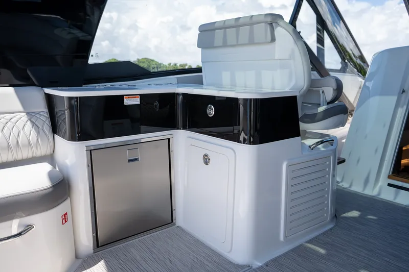 Slide: The Image of Sea Ray Sundancer 370 Outboard 2026 - 18