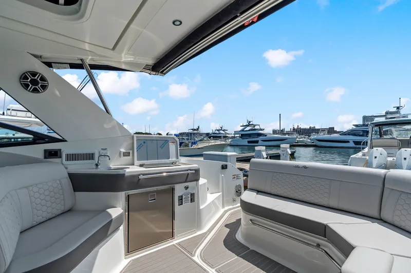 Slide: The Image of Sea Ray Sundancer 320 Outboard 2027 - 11