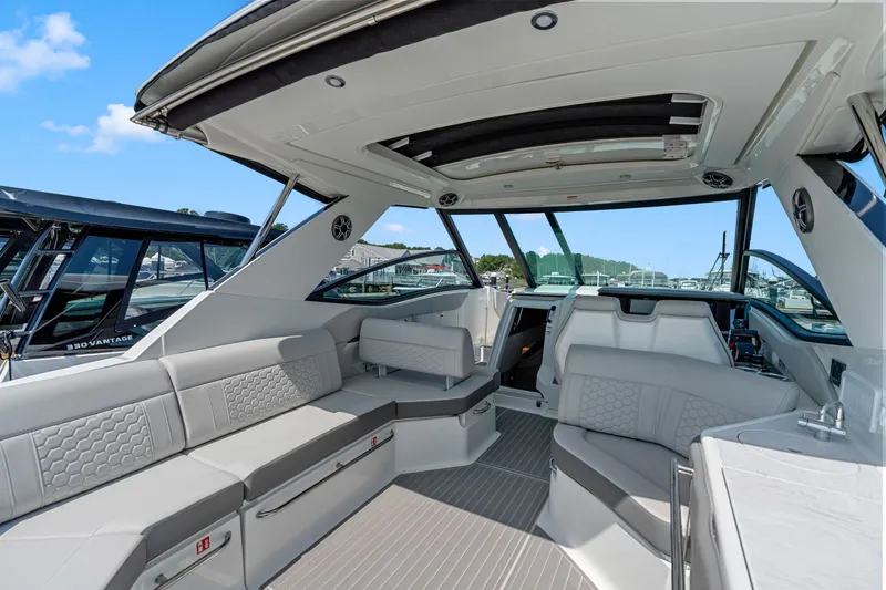 Slide: The Image of Sea Ray Sundancer 320 Outboard 2027 - 8