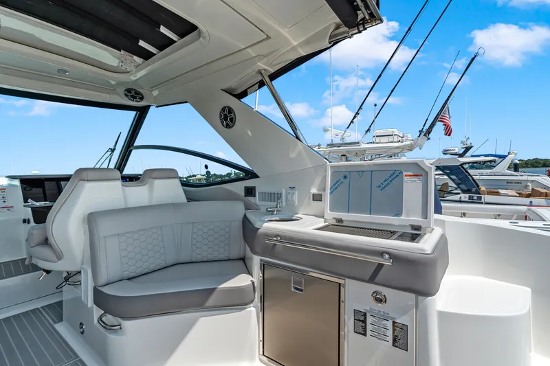 Slide: The Image of Sea Ray Sundancer 320 Outboard 2027 - 12
