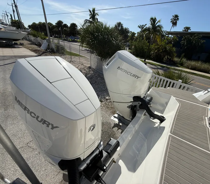 Slide: The Image of Sea Ray Sundancer 320 Outboard 2027 - 34