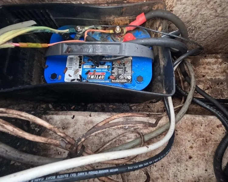 Slide: The Image of Battery compartment of a 2004 Twin Vee 26 Center Console boat. - 46