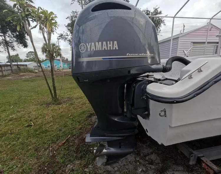 Slide: The Image of 2004 Twin Vee 26 Center Console with Yamaha four-stroke outboard motor. - 48