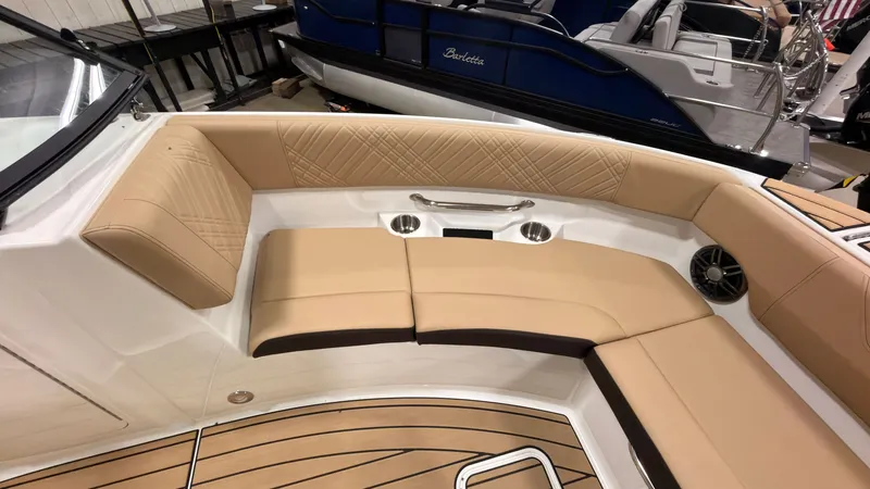 Slide: The Image of Sea Ray SDX 230 2026 - 51