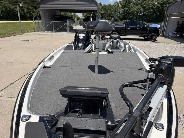 Slide: The Image of 2024 Skeeter FXR21 Limited on a parking lot with a gray deck. - 13