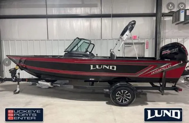 The Image of Lund 1875 Impact XS Sport 2027 on a trailer in a warehouse. - 1