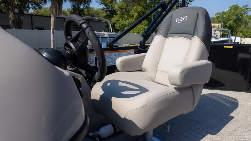 Slide: The Image of The helm of the 2026 Barletta Sanza 20L with a comfortable captain's chair. - 19
