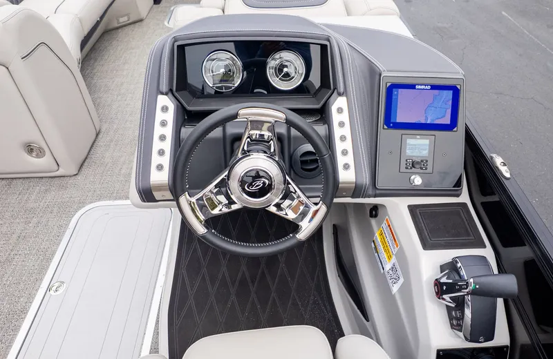 Slide: The Image of The image shows the helm of a Barletta LUSSO 25U boat with modern instruments. - 22