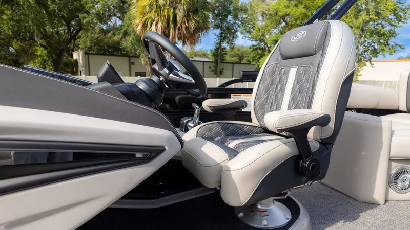 Slide: The Image of Barletta Lusso L23M 2026: Luxurious captain's chair with sleek stitching and armrests. - 22