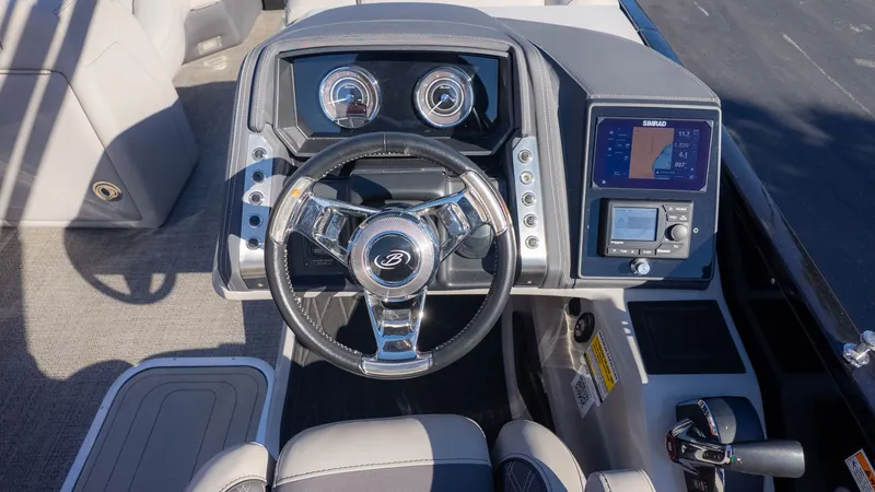 Slide: The Image of The image shows the helm of a 2024 Barletta Reserve Leggera 26MA with modern instruments. - 23