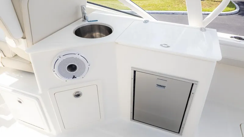 Slide: The Image of The World Cat 280 Dual Console features a sink, speaker, and refrigerator. - 10
