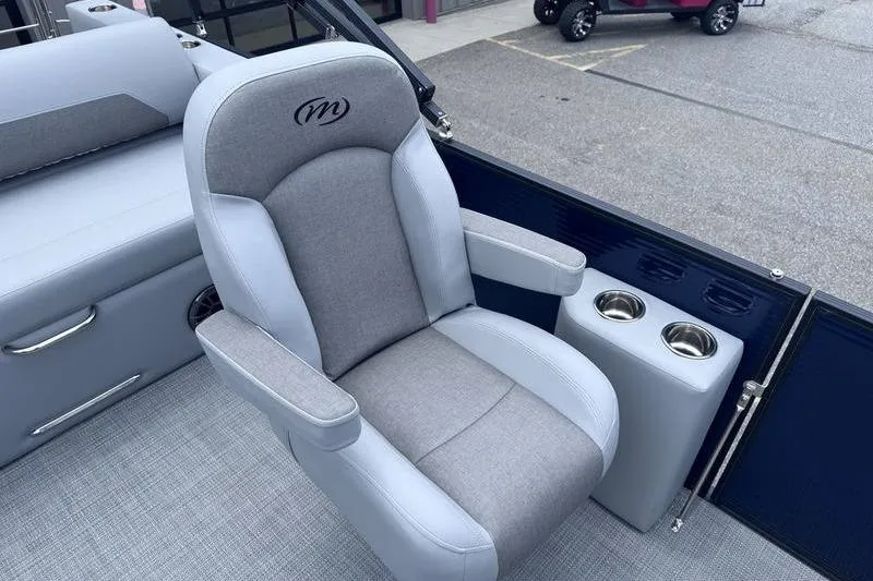 Slide: The Image of Captain's chair on 2027 Manitou Aurora 23 SL SHP boat with cup holders. - 23