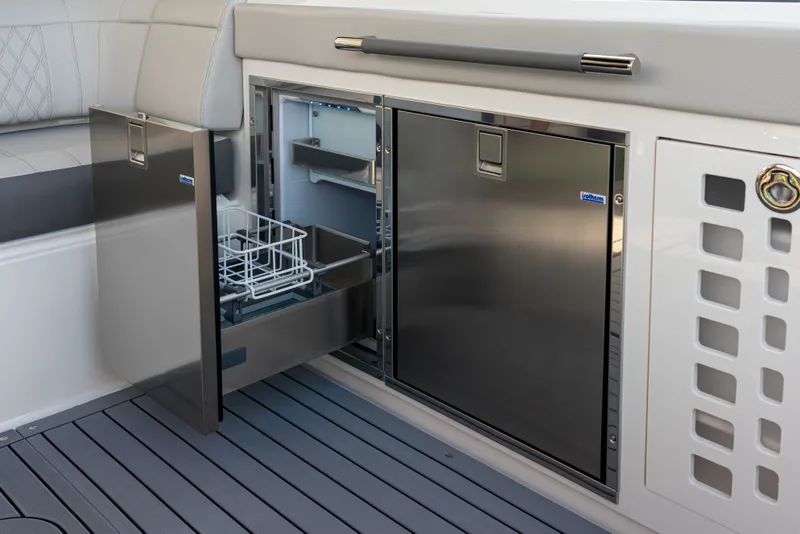 Slide: The Image of Sea Ray SLX 400 2026 - 16