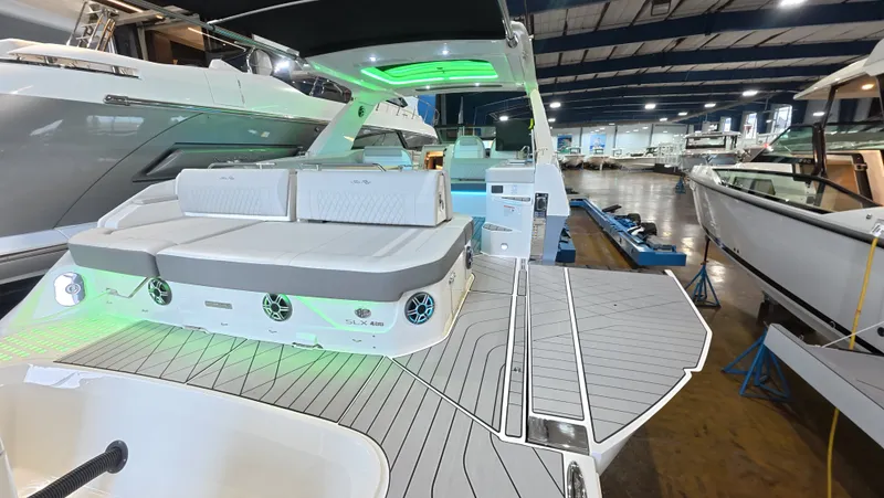 Slide: The Image of Sea Ray SLX 400 Outboard 2026 - 5