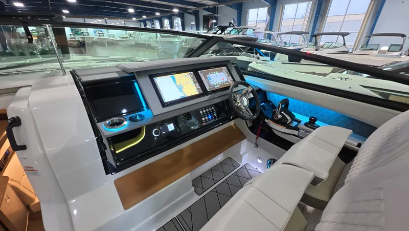 Slide: The Image of Sea Ray SLX 400 Outboard 2026 - 22