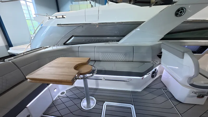 Slide: The Image of Sea Ray SLX 400 Outboard 2026 - 12