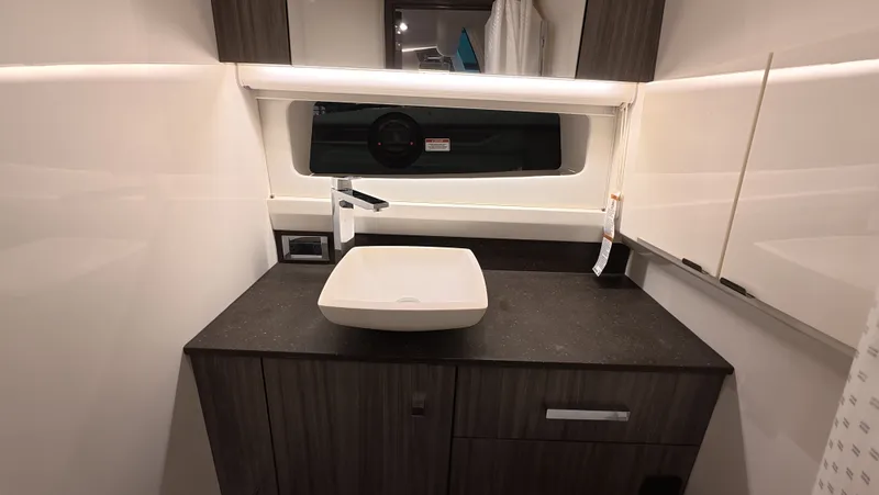 Slide: The Image of Sea Ray SLX 400 Outboard 2026 - 27