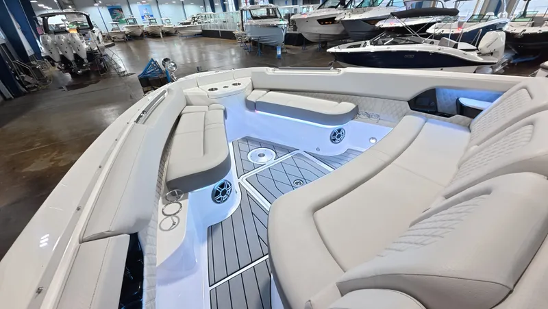 Slide: The Image of Sea Ray SLX 400 Outboard 2026 - 17