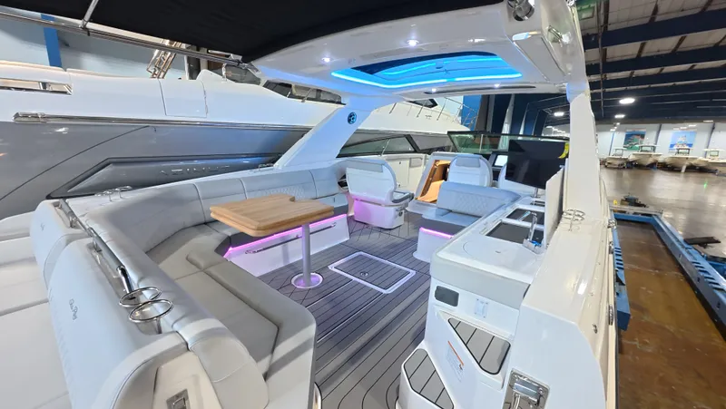 Slide: The Image of Sea Ray SLX 400 Outboard 2026 - 8