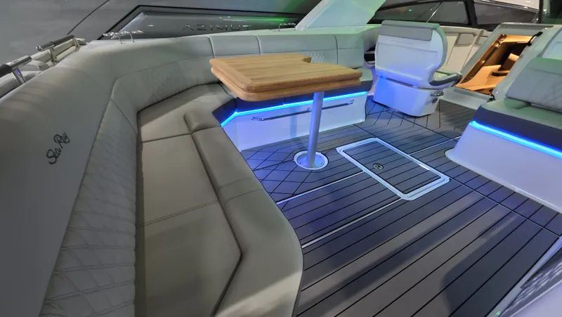 Slide: The Image of Sea Ray SLX 400 Outboard 2026 - 9