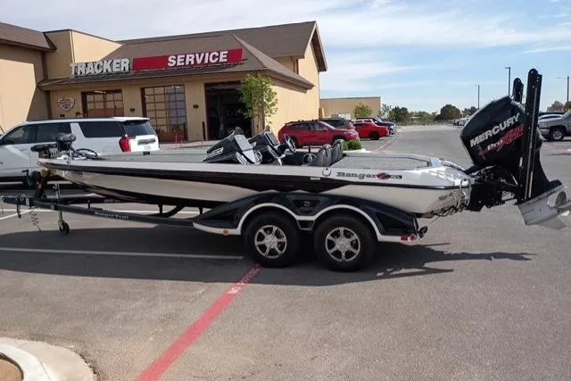 The Image of 2017 Ranger Z521 Comanche Cup-Equipped boat parked outside service center. - 1