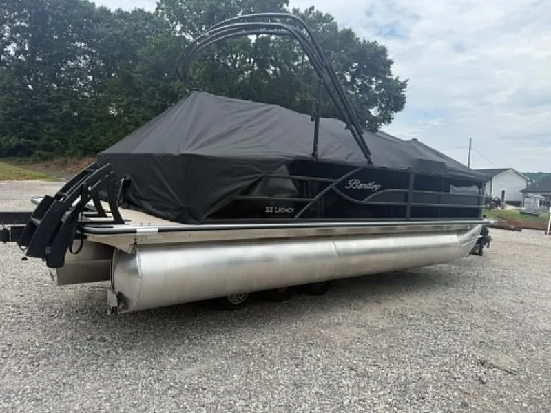 Slide: The Image of Bentley Pontoons Legacy 223 Swingback 2027 - 4