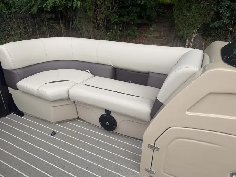 Slide: The Image of Bentley Pontoons Legacy 223 Swingback 2027 - 14
