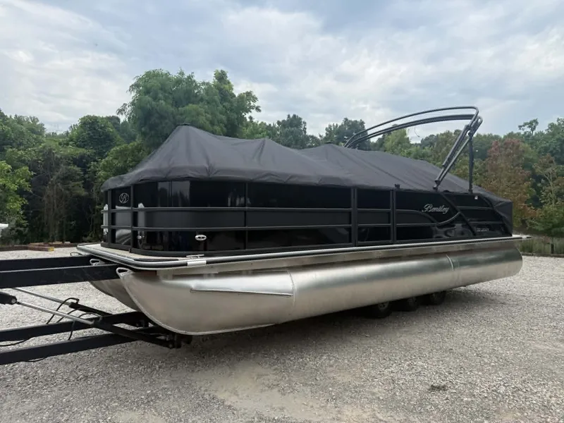The Image of Bentley Pontoons Legacy 223 Swingback 2027 - 1