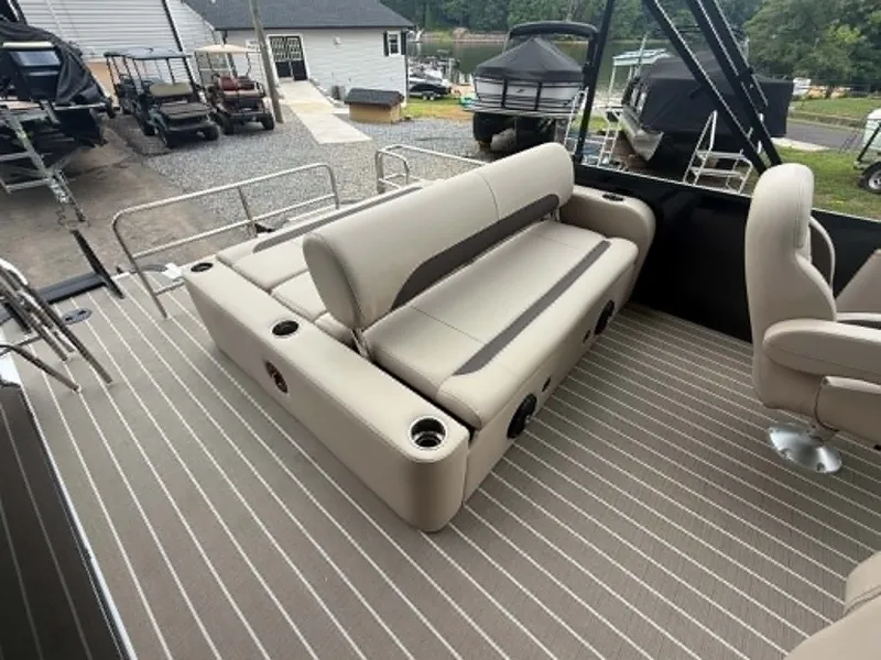 Slide: The Image of Bentley Pontoons Legacy 223 Swingback 2027 - 18