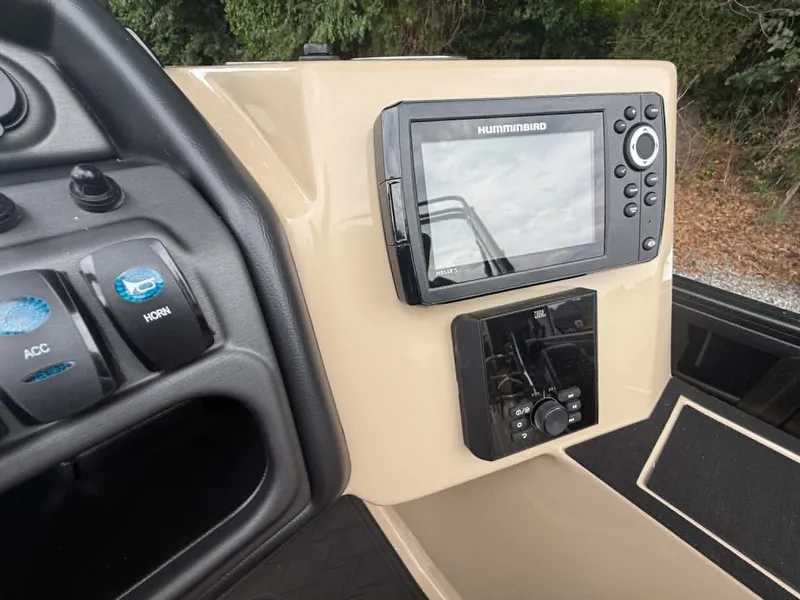 Slide: The Image of Bentley Pontoons Legacy 223 Swingback 2027 - 3