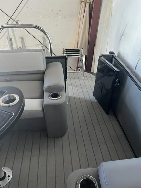 Slide: The Image of Tahoe Cascade - 25 FT Elite 2024 - 5