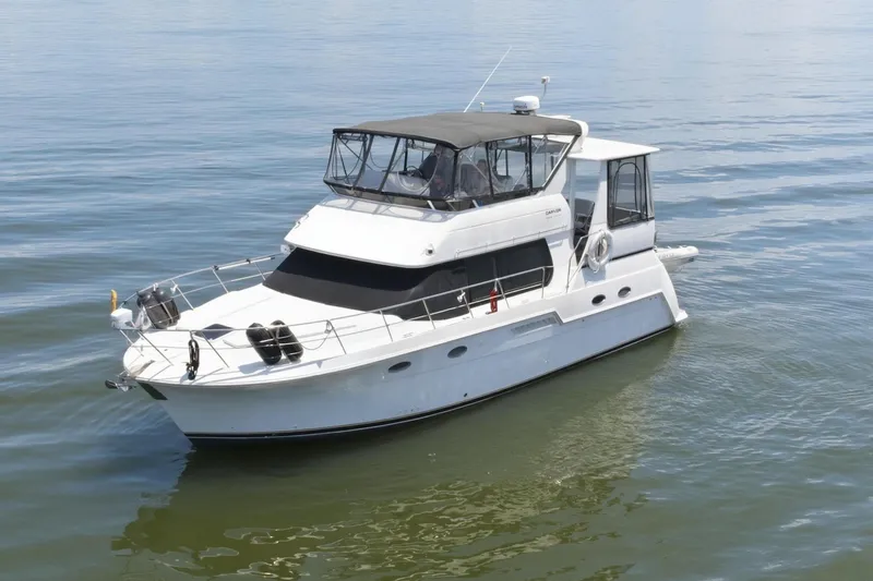 The Image of A white 2000 Carver 406 Aft Cabin Motor Yacht on calm water. - 0