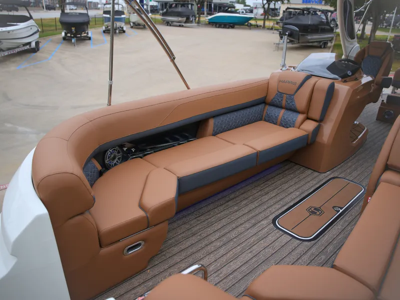 Slide: The Image of Harris Grand Mariner 250 2027 - 31
