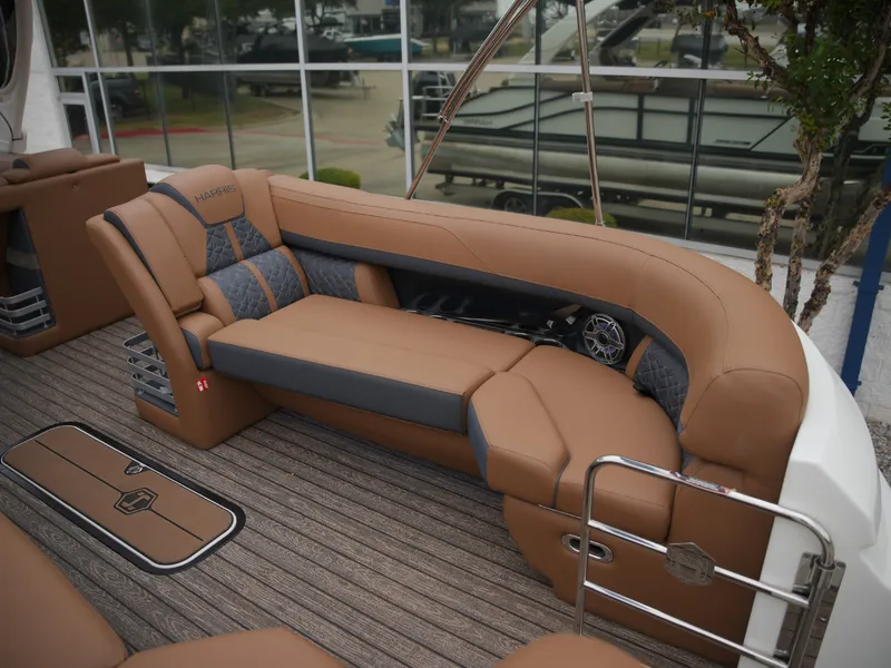 Slide: The Image of Harris Grand Mariner 250 2027 - 32