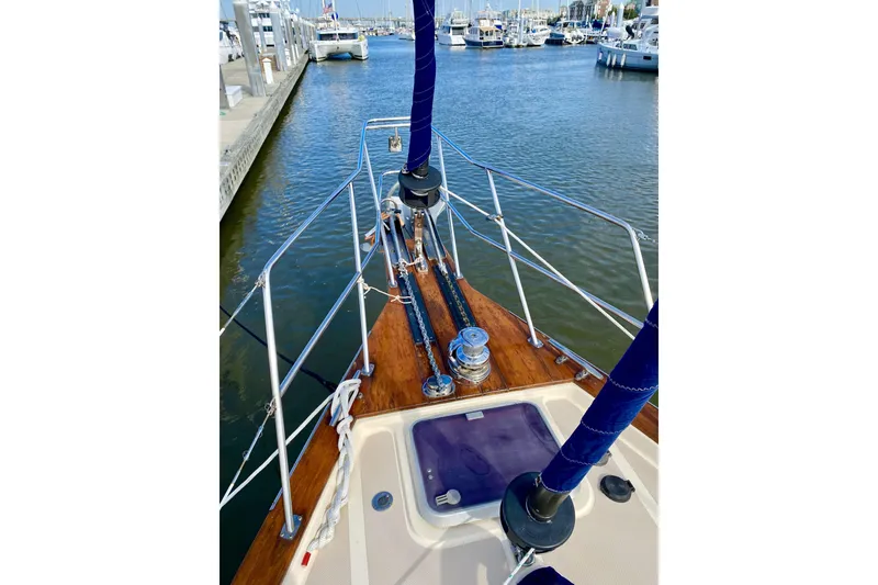 Slide: The Image of Bow view of 2006 Island Packet 440 sailboat docked at marina. - 15