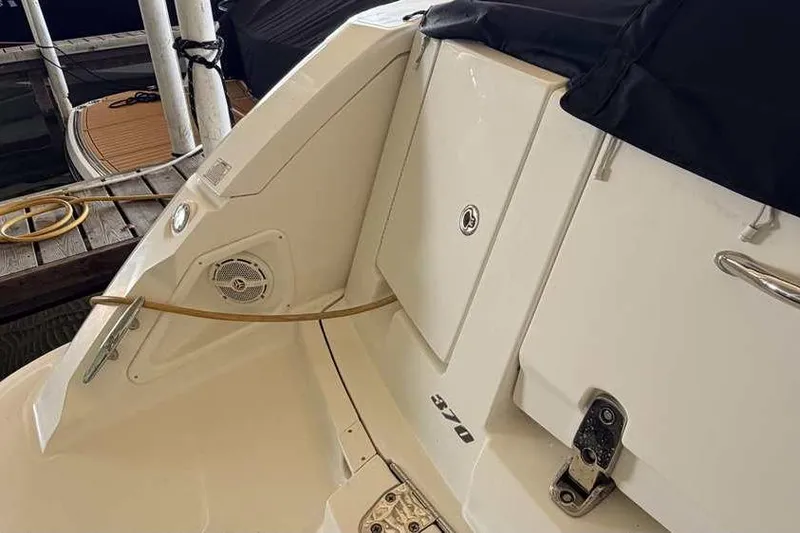 Slide: The Image of 2011 Sea Ray Sundancer 370 boat stern with docked rope and speaker. - 6