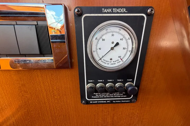 Slide: The Image of Tank Tender gauge on 2005 Ocean Alexander 48 Altus yacht dashboard. - 76