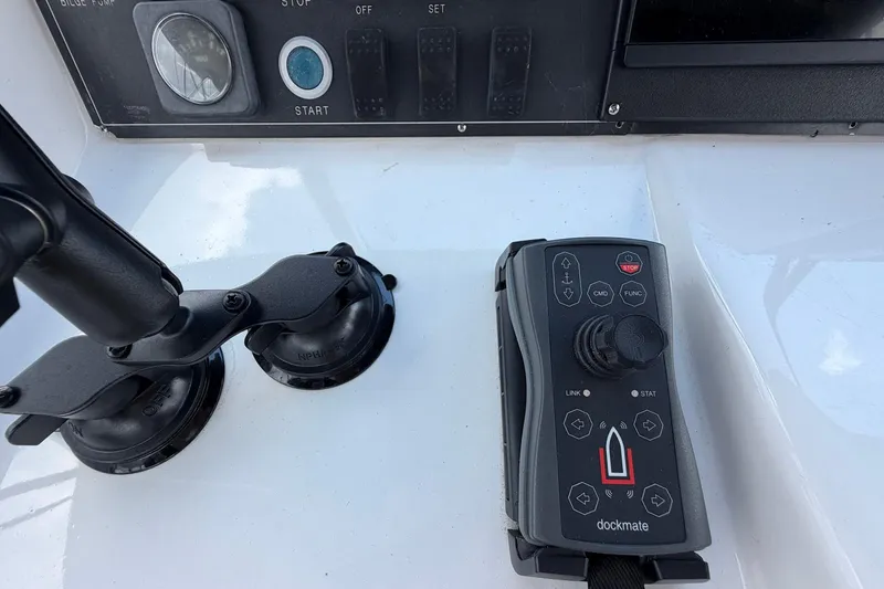 Slide: The Image of Control panel and Dockmate remote on 2005 Ocean Alexander 48 Altus yacht. - 69