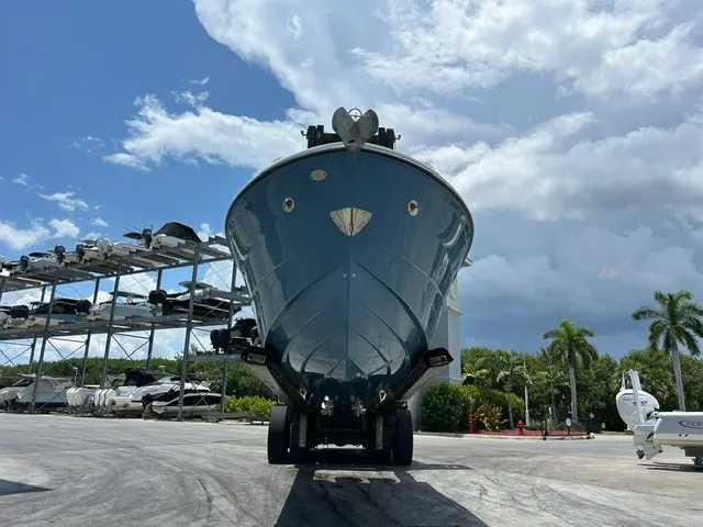 Slide: The Image of Sea Ray SLX 310 Outboard 2021 on a trailer, surrounded by palm trees and boats. - 34