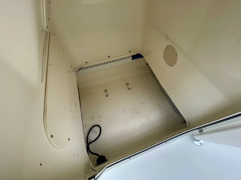 Slide: The Image of Boston Whaler 230 DAUNTLESS 2013 - 13