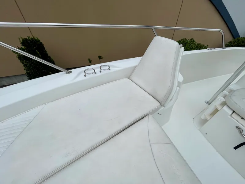 Slide: The Image of Boston Whaler 230 DAUNTLESS 2013 - 16