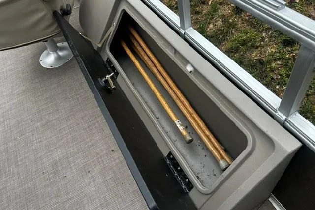 Slide: The Image of Storage compartment with fishing rods on a 2020 Sun Tracker SportFish 22 XP3 boat. - 12