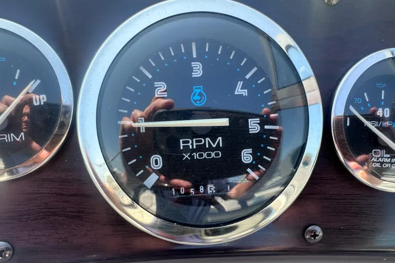 Slide: The Image of 1999 Chaparral Signature 240 RPM gauge displaying 1058.5 hours. - 16