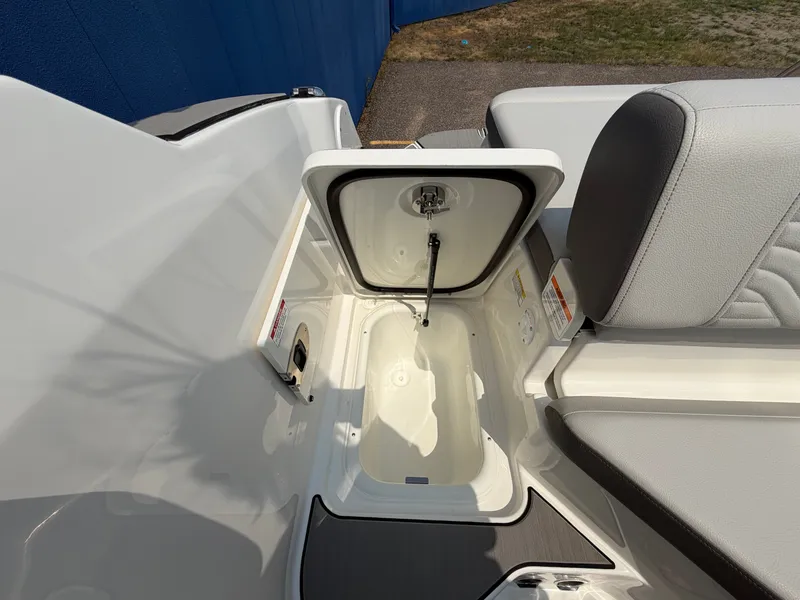 Slide: The Image of Sea Ray SDX 230 Surf 2026 - 12