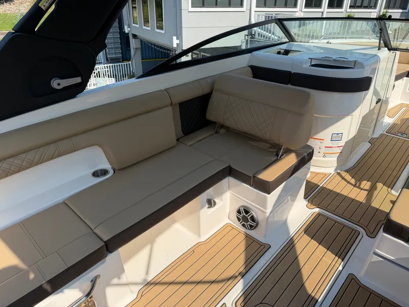 Slide: The Image of Sea Ray SDX 290 2026 - 16